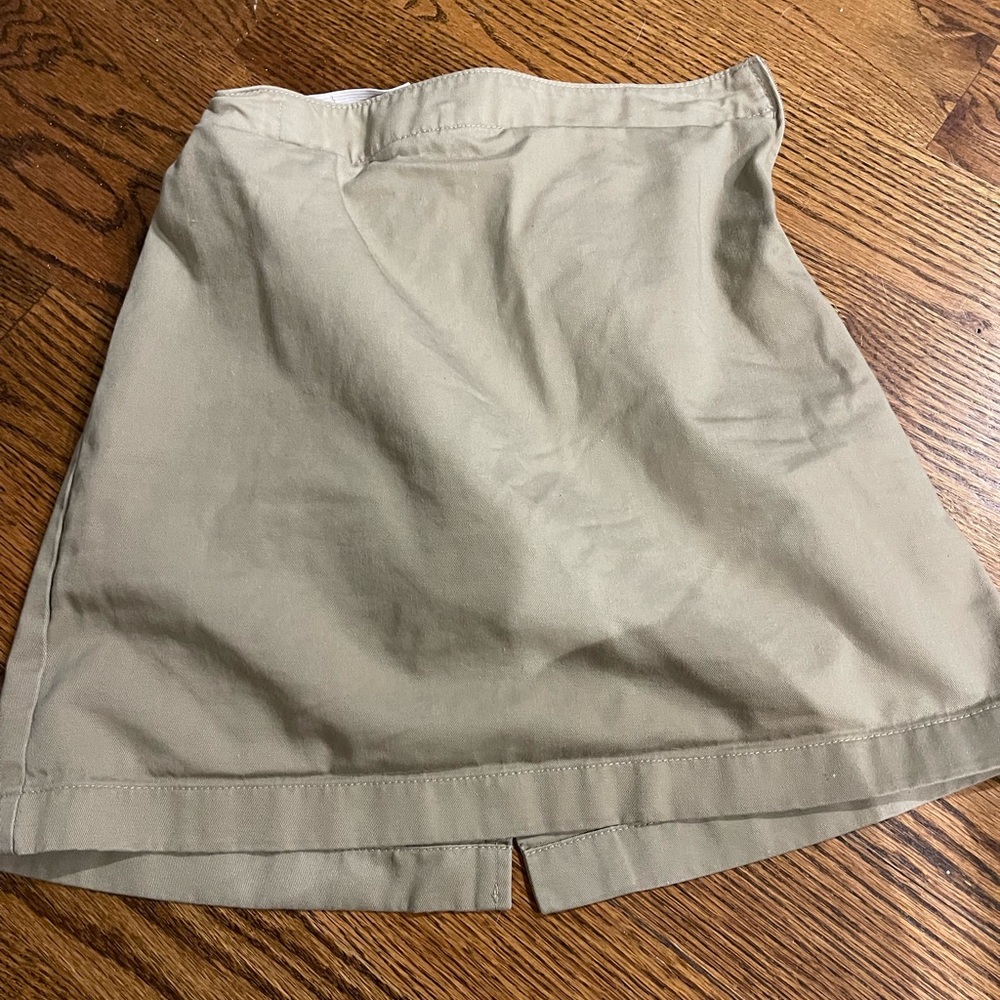 Lands End  Girls’ uniform. Chino Skort size 12. Khaki (tan) side zip adjustable.
